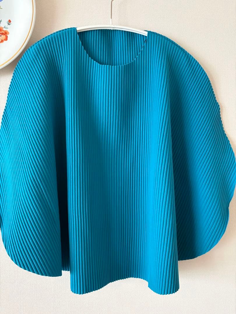 me byISSEY MIYAKE 青ノースリーブトップス