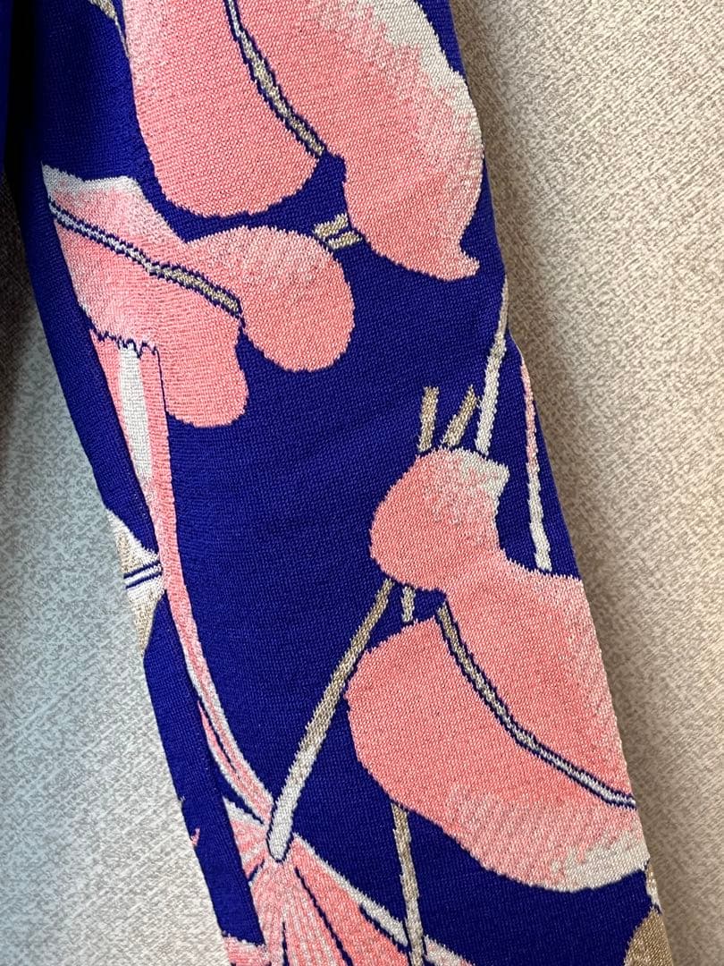 レオナール　青色花柄カーディガン　春先に