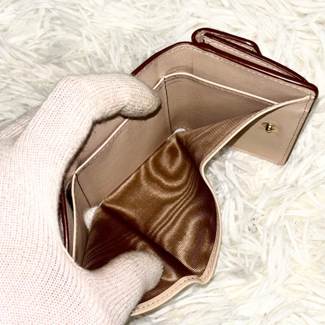 現行 美品✨ミュウミュウ 三つ折り財布 コード/コニャック　コンパクト　レザー