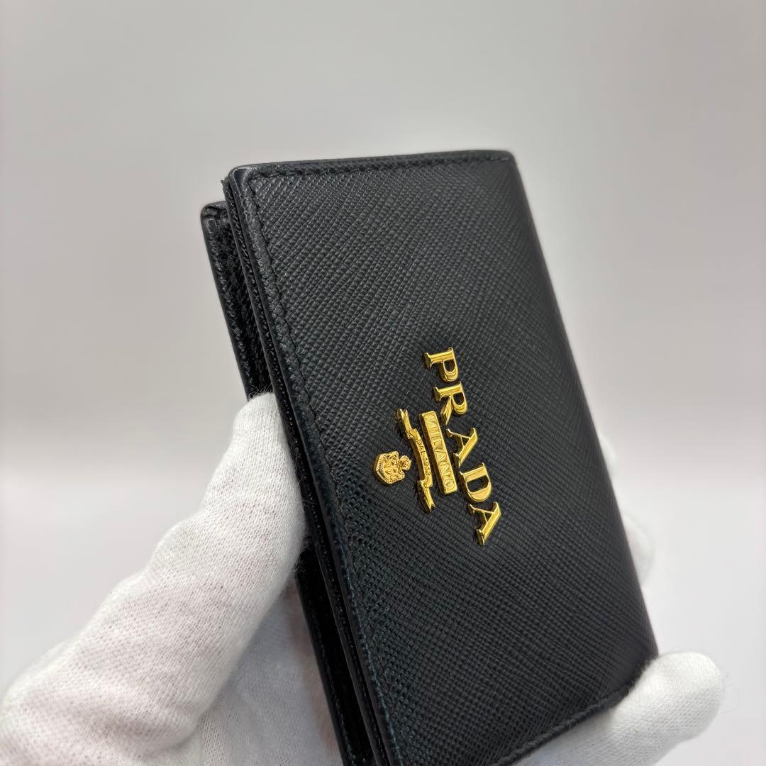 PRADA カードケース　名刺入れ　ブラック　サフィアーノ　メタル　ロゴ　金