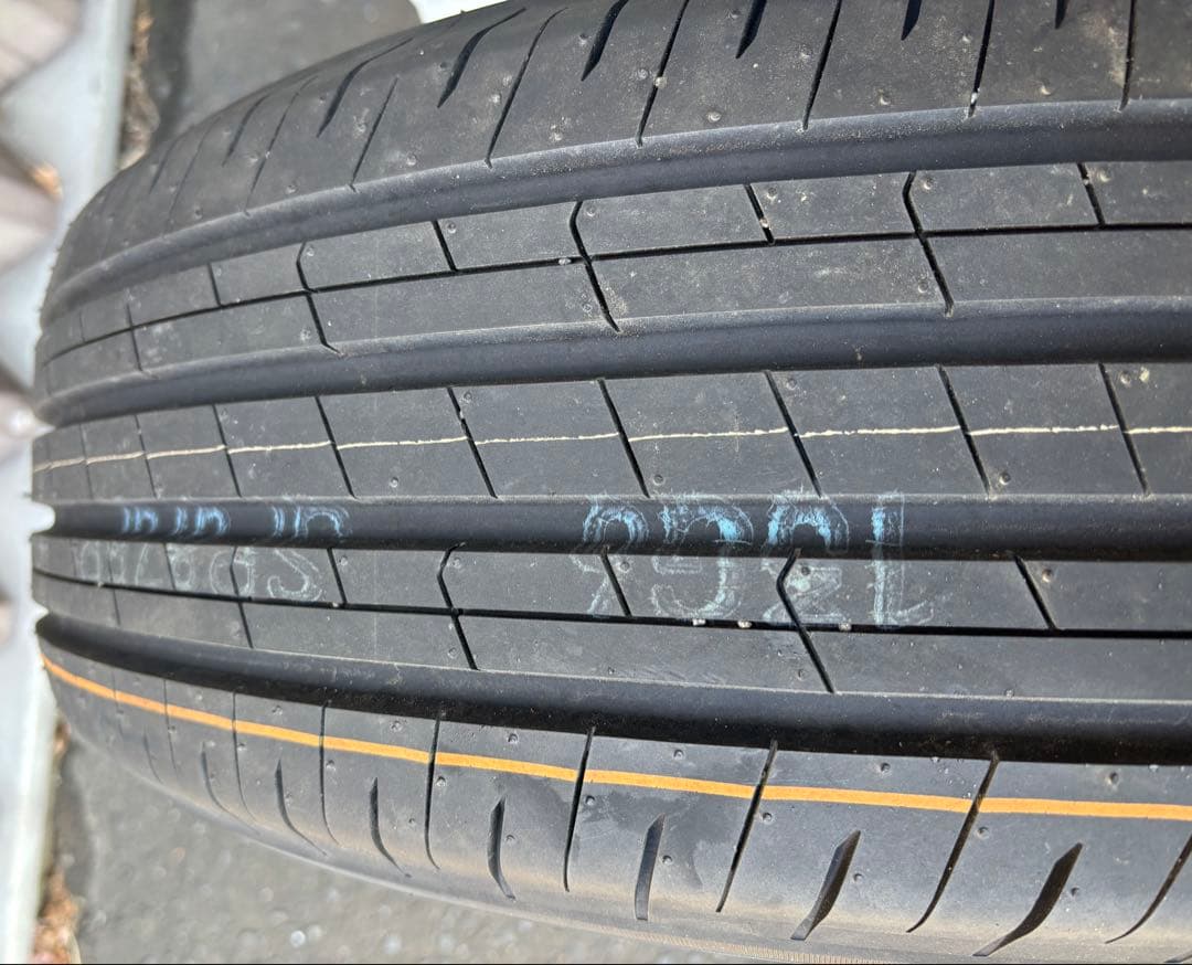 No. ① 40系アルファード 純正タイヤ 2本セット　225/60R18