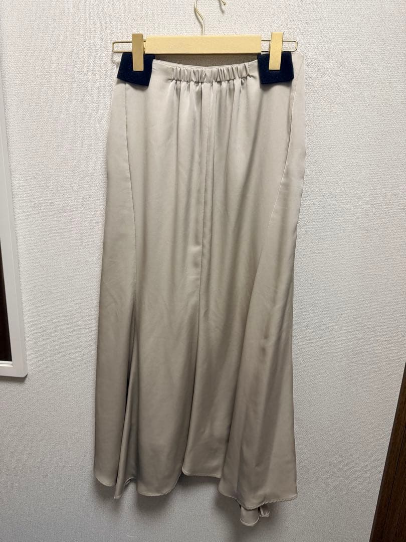 スカート Herlipto Asymmetry Hem Satin Skirt ecruM
