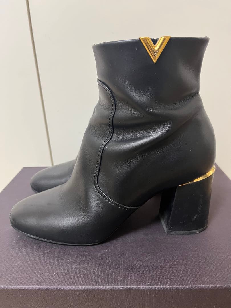 LOUIS VUITTON黒レザーブーティ モノグラムファスナー付き