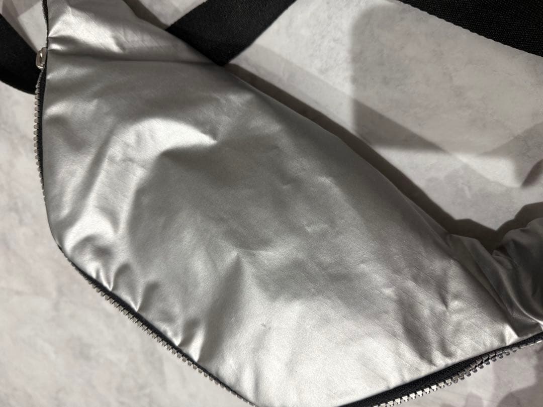 ◾️LeSportsac メタリックシルバー ボディバッグ