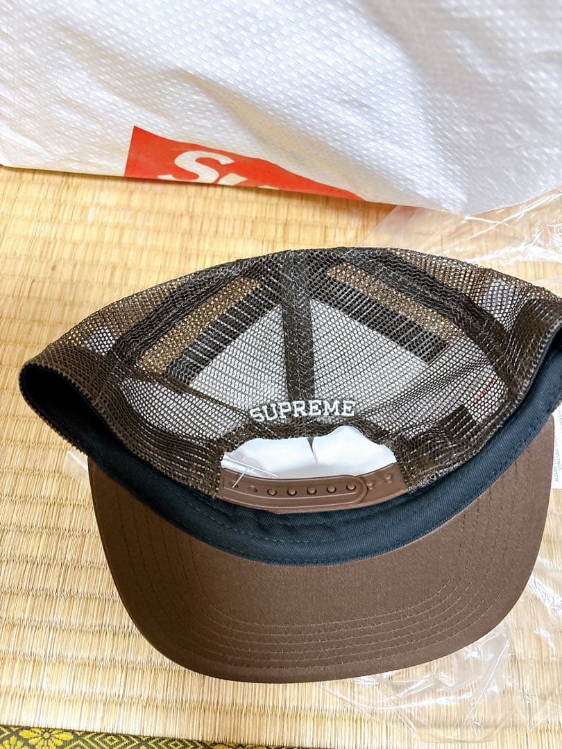 Supreme バッジ付き トラッカーキャップ ブラウン