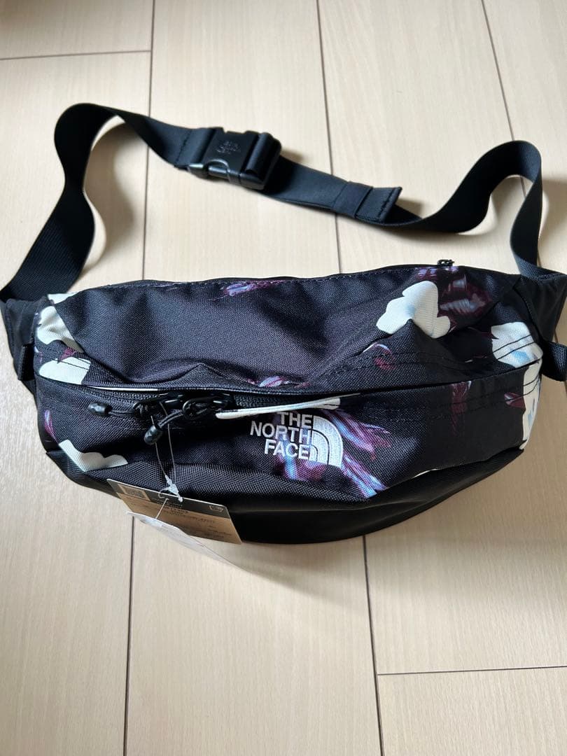 新品未使用！THE NORTH FACE 花柄ボディバッグ 4L国内店舗にて購入
