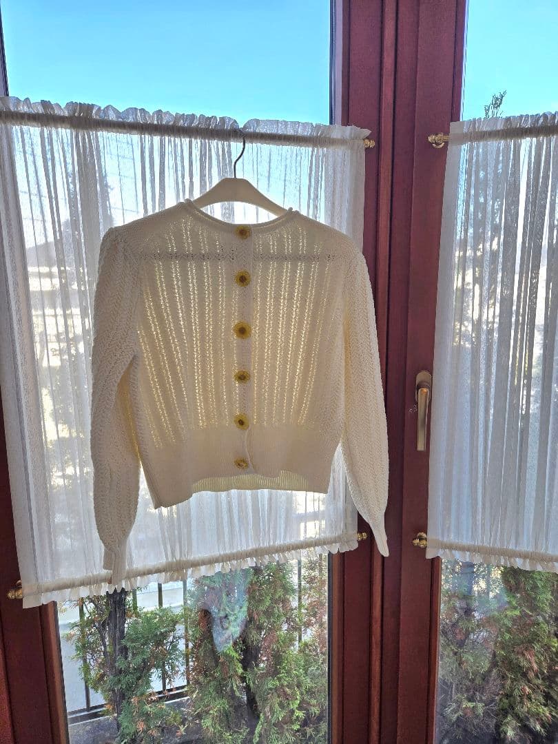 ミュベール。押し花で作られたボタンのアイボリー ニットカーディガン