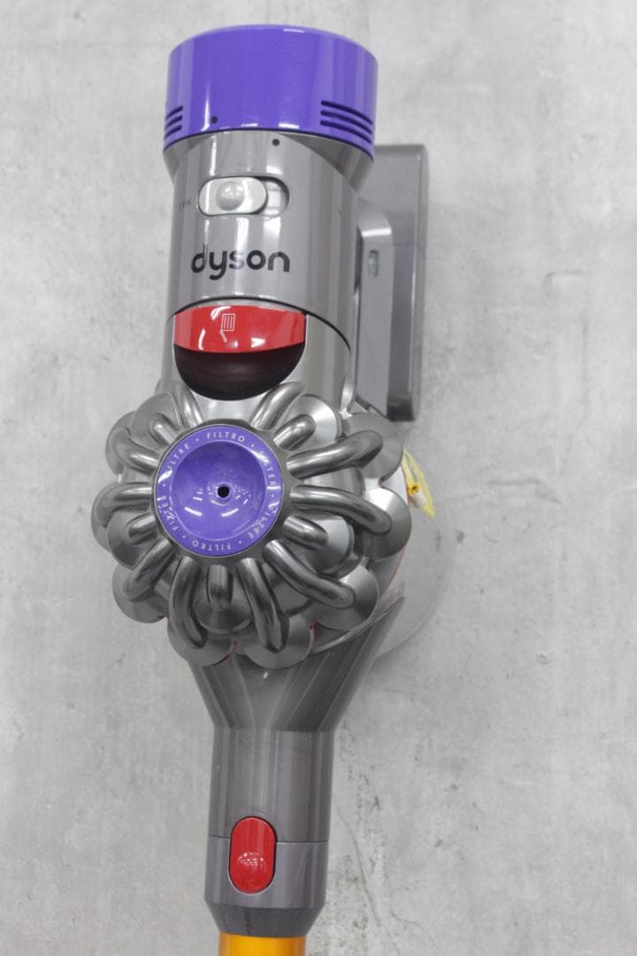 ▲Dyson SV10Kコードレスクリーナー 充電式 アタッチメント付き