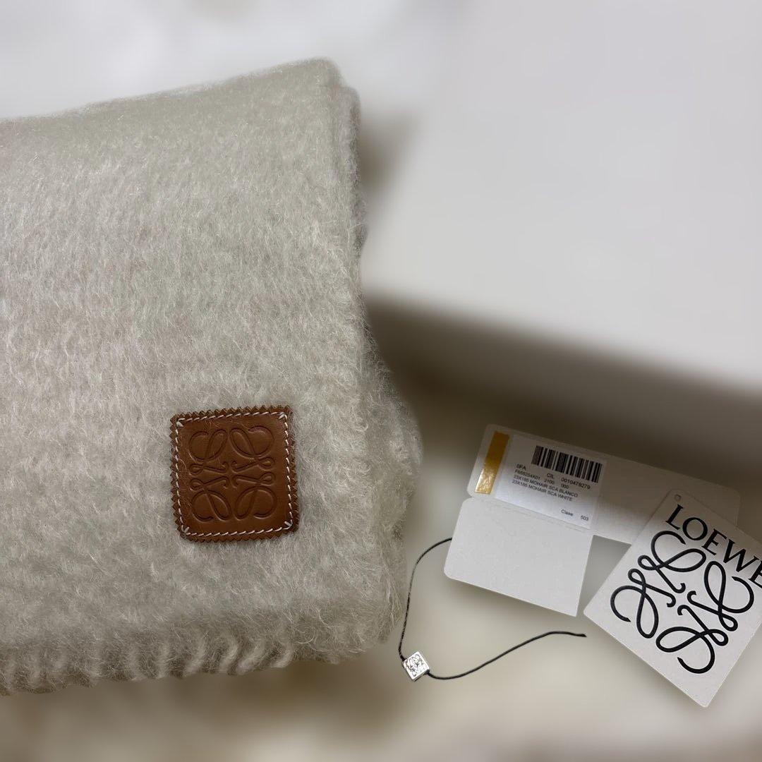LOEWE マフラー　白
