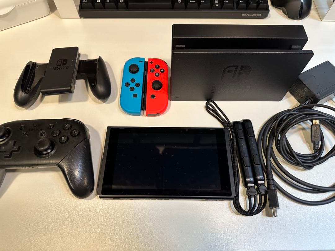 Nintendo Switch本体とおまけのProコントローラー