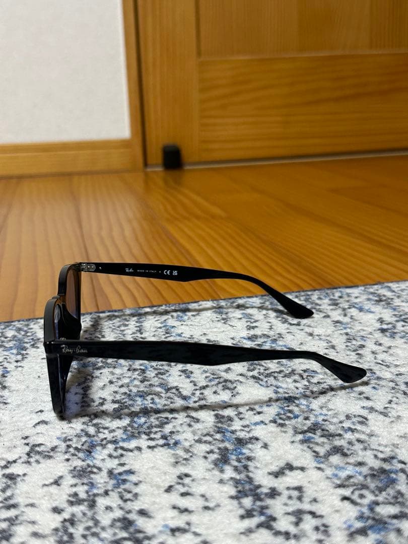 Ray-Ban ボストン型 サングラス 黒フレーム 青レンズ