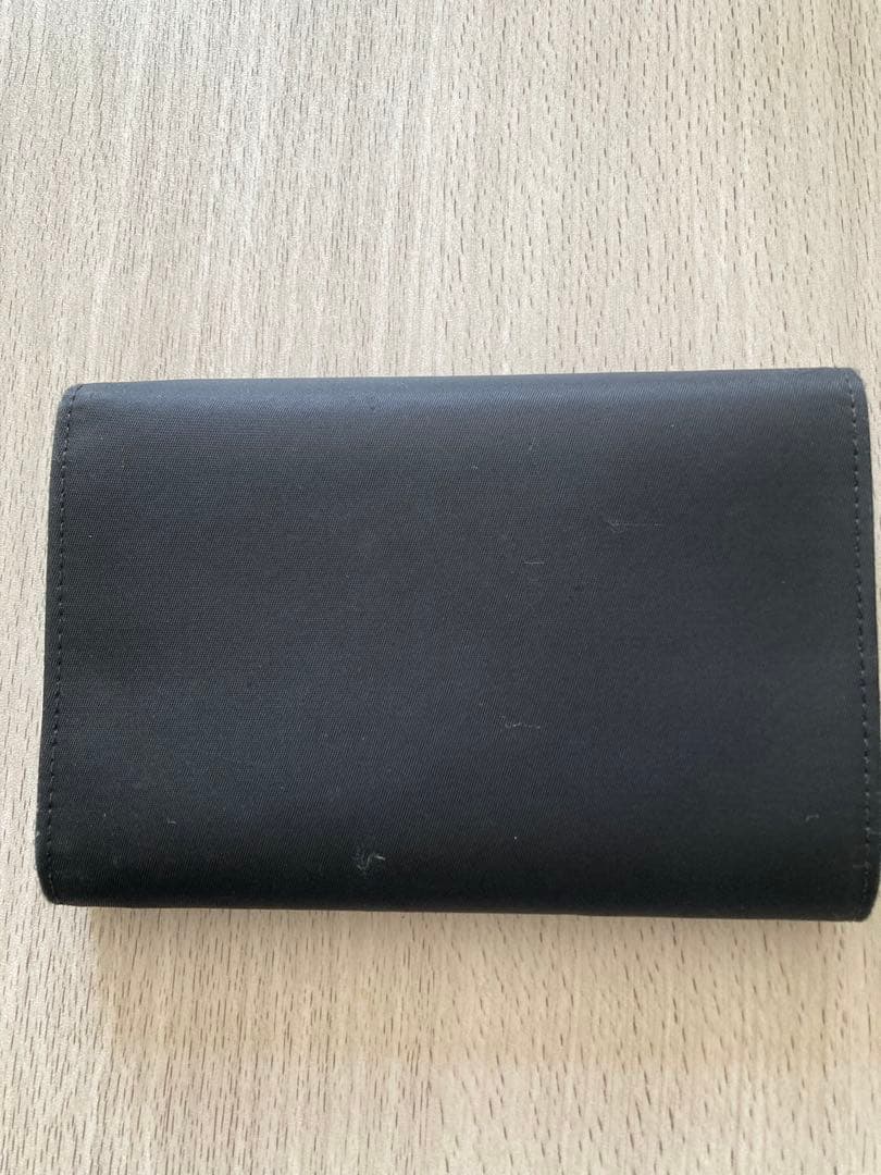 プラダ 財布