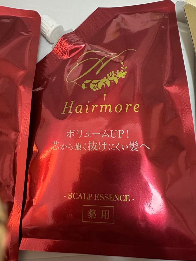 Hairmore スカルプエッセンス 2パウチとシャンプー付き。