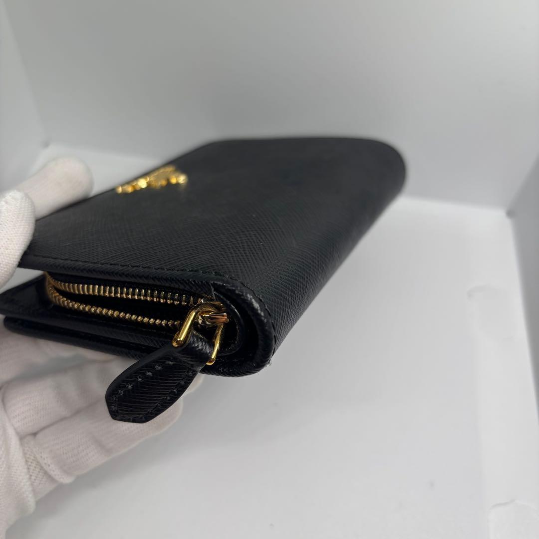 新品 付属品完備 プラダ　二つ折り　サフィアーノレザー　メタルロゴ　1M1225