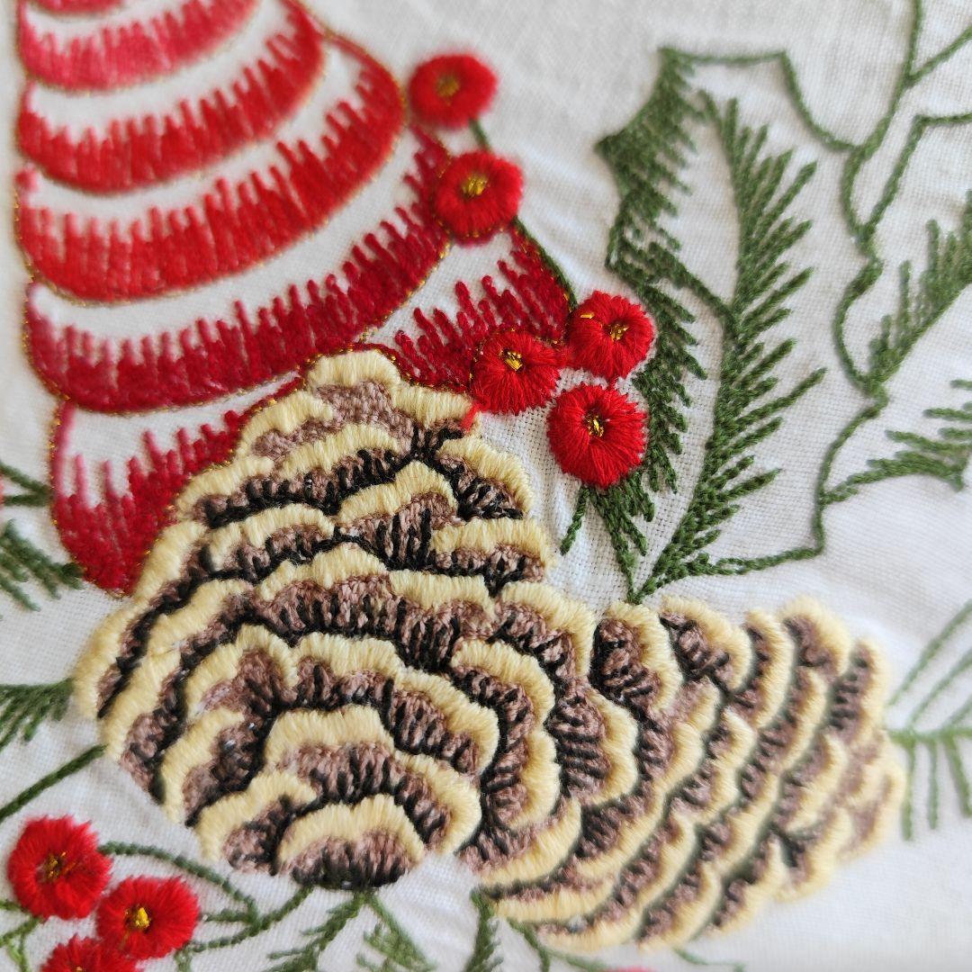 赤いリボン　松ぼっくり刺繍　ドイツヴィンテージ　クリスマスクロス