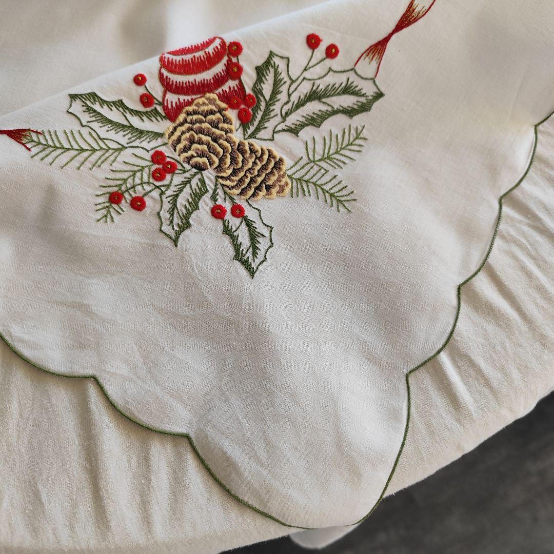 赤いリボン　松ぼっくり刺繍　ドイツヴィンテージ　クリスマスクロス
