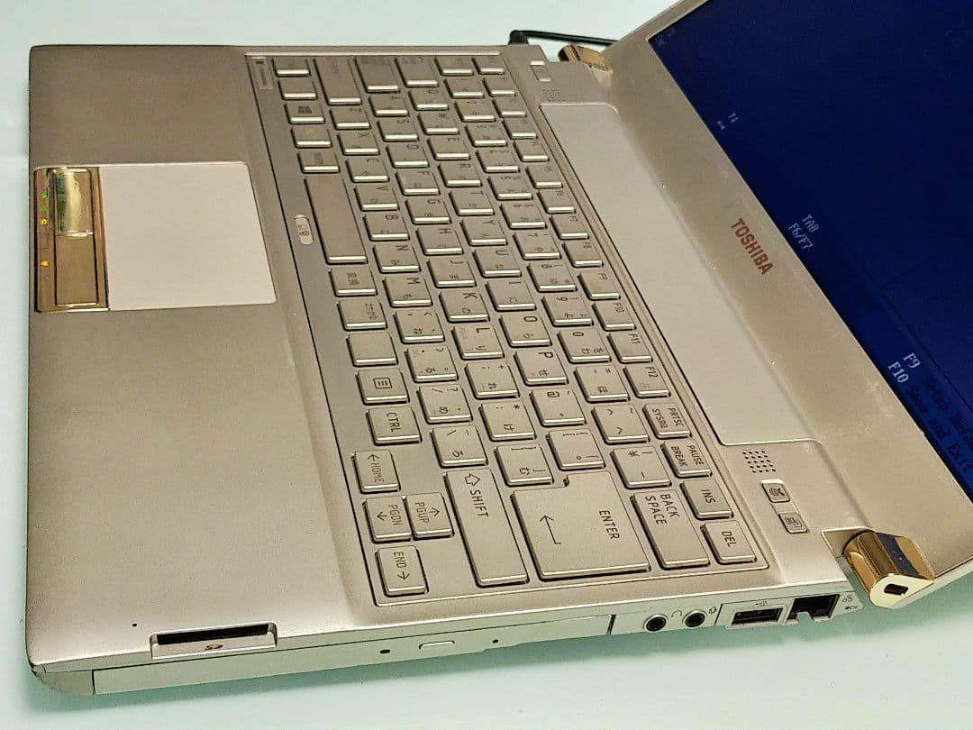 ②美品中古、ゴールド色TOSHIBA Dynabook R732