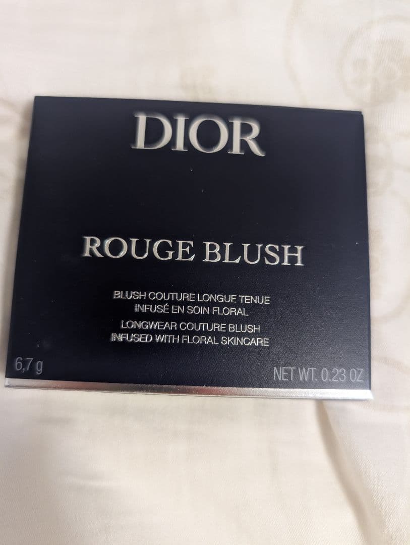 Dior ディオールスキン ルージュ ブラッシュ 831 ピーチ ペタル サテン