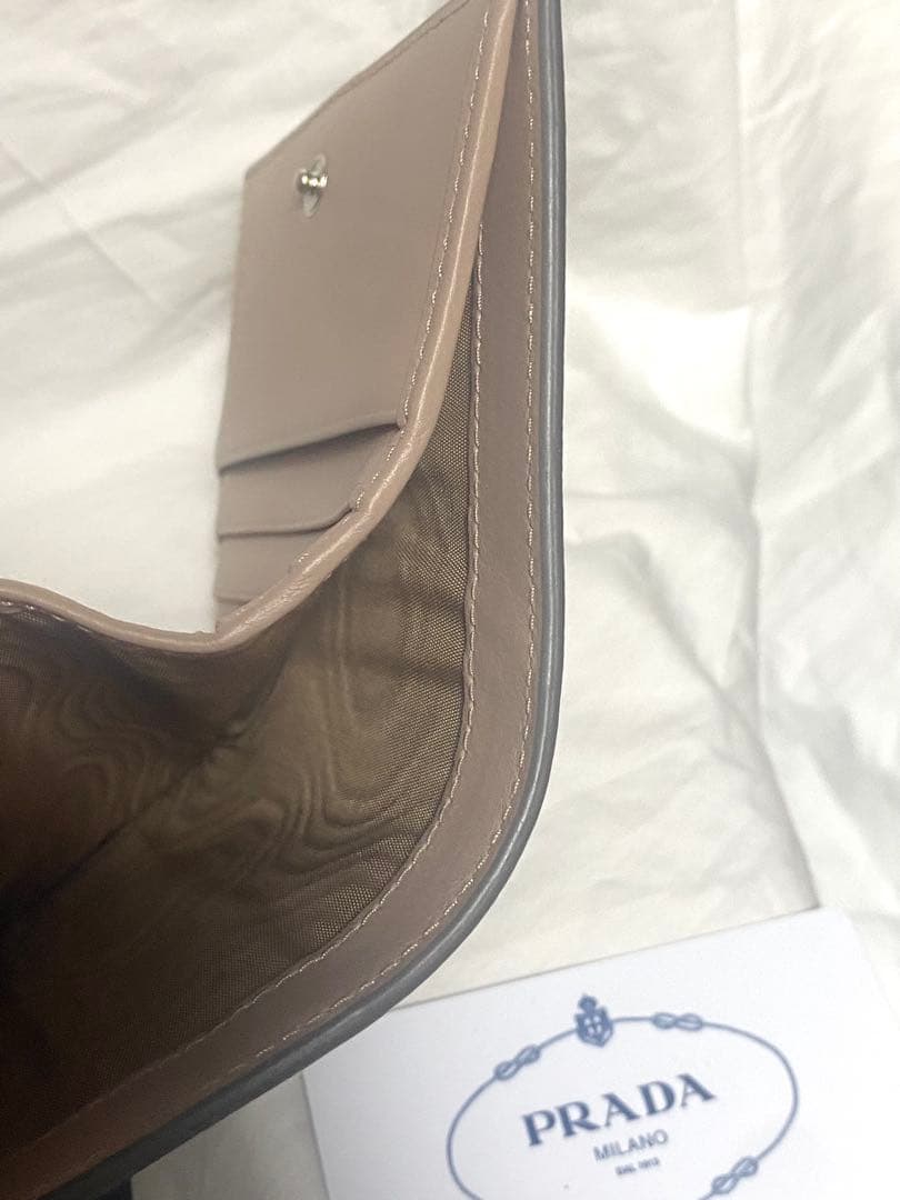 ✨未使用級✨ プラダ サフィアーノ レザー二つ折り財布 シルバーリボン PRAD