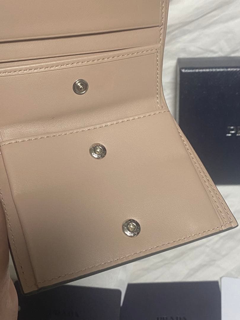 ✨未使用級✨ プラダ サフィアーノ レザー二つ折り財布 シルバーリボン PRAD