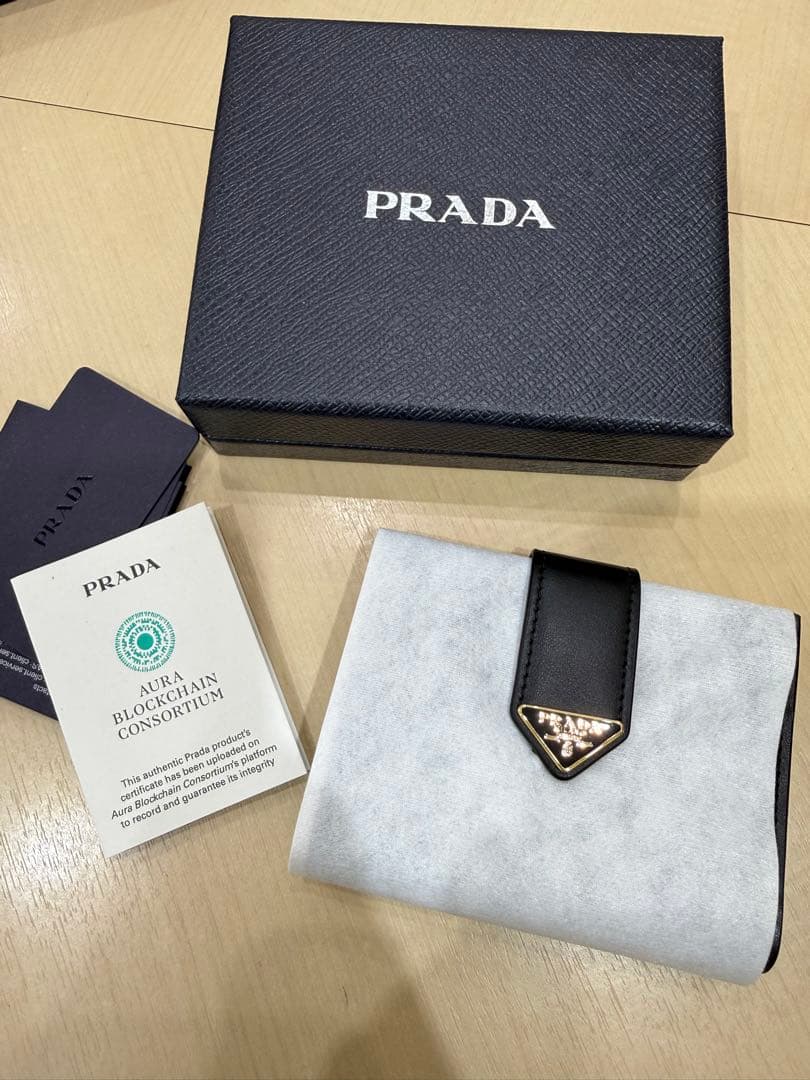 PRADA ブラック　二つ折り財布