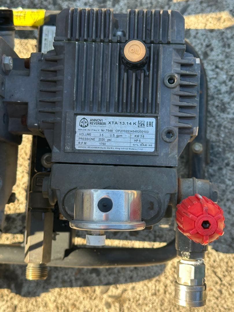 2. スーパー工業 エンジン式高圧洗浄機 SEC-1310 本体 & 給水ホース