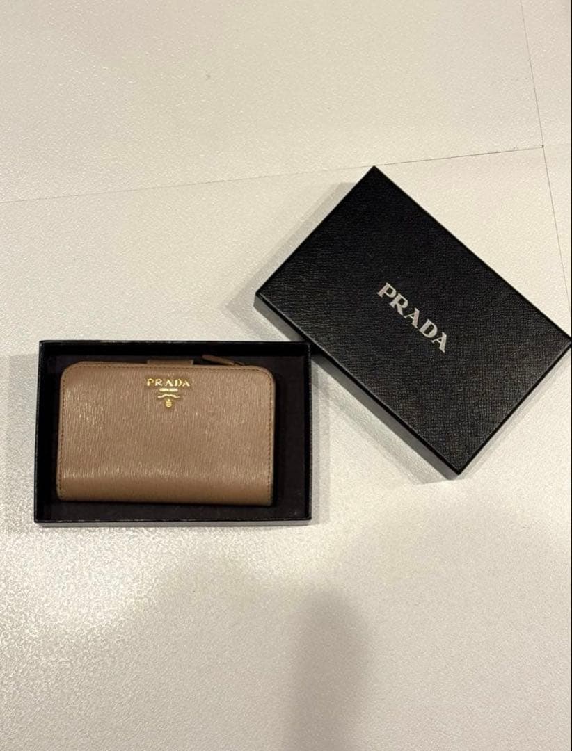 PRADA 二つ折り財布 ベージュ レザー　コンパクト財布