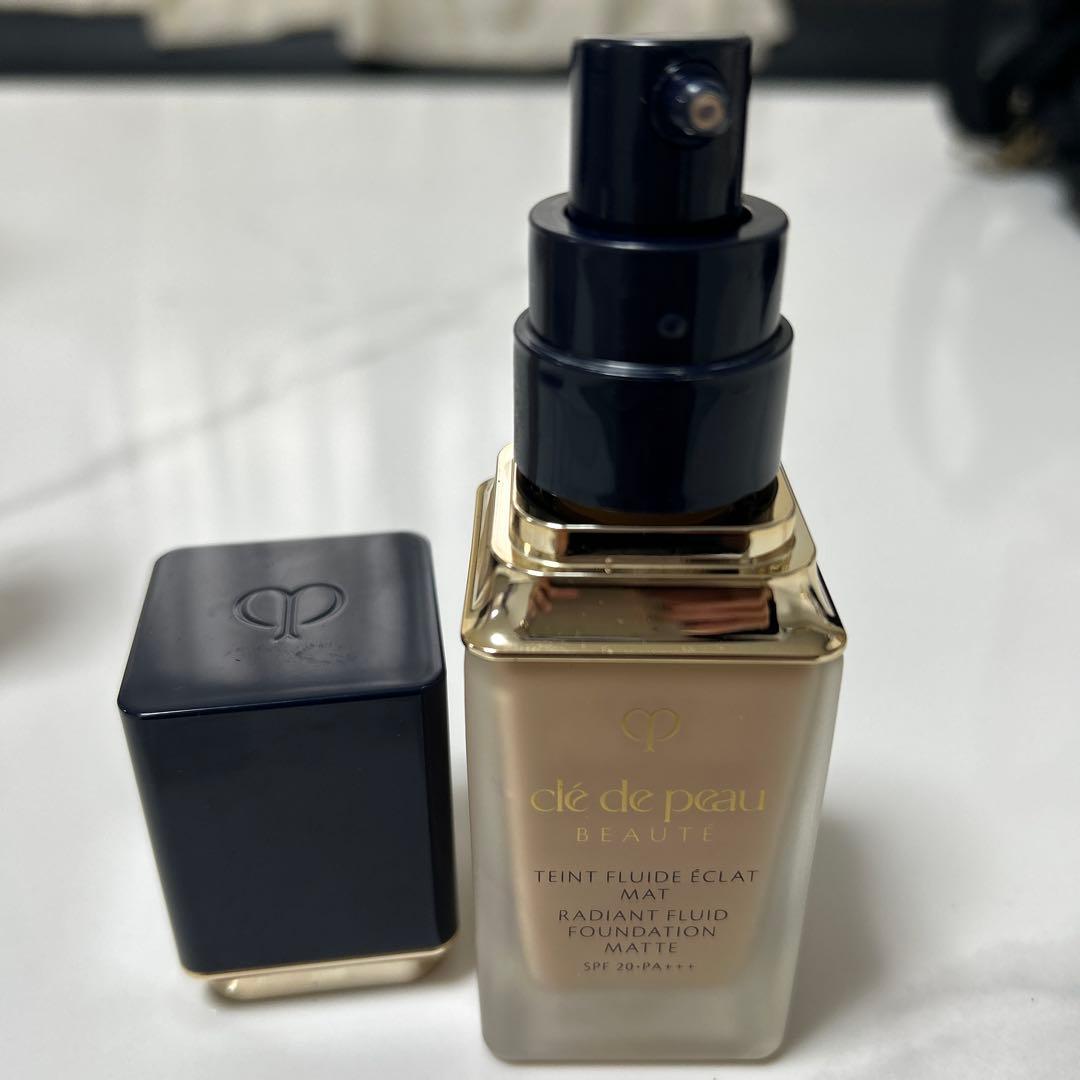 クレドポーボーテ　clé de peau タンフリュイド エクラ マット
