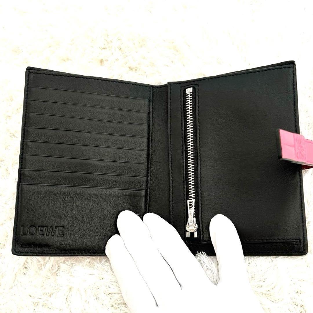 ロエベ アナグラム ミディアムバーティカルウォレット レザー 二つ折り財布