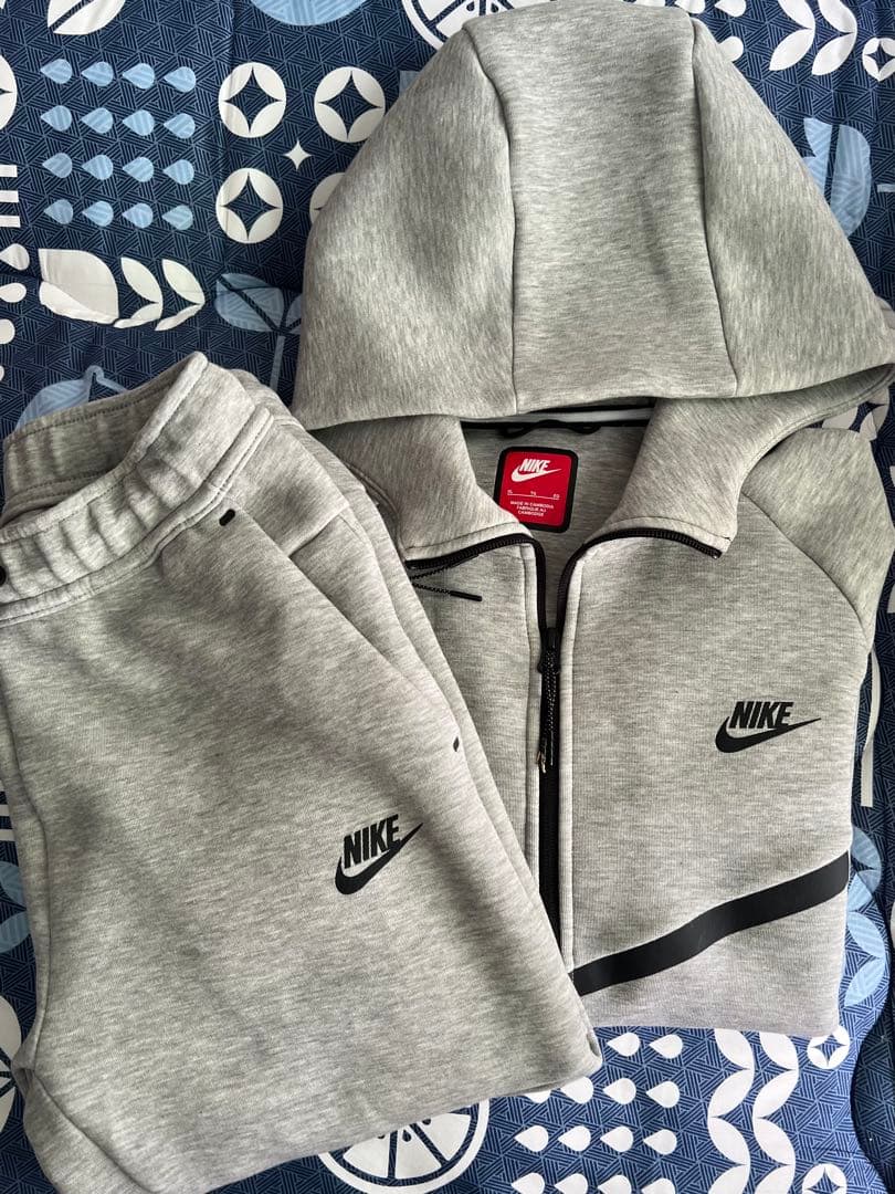 NIKE テックフリース　グレー　セットアップ上下　赤タグ