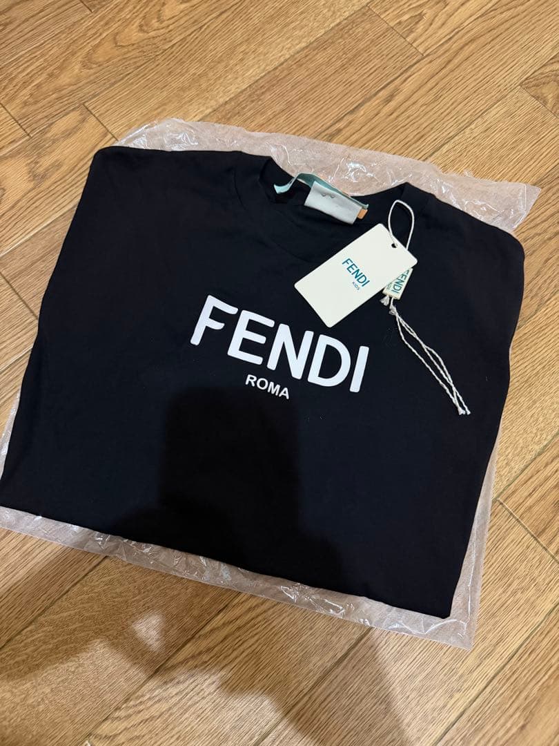 FENDI ブラック Tシャツ 半袖　sサイズ　ロゴ