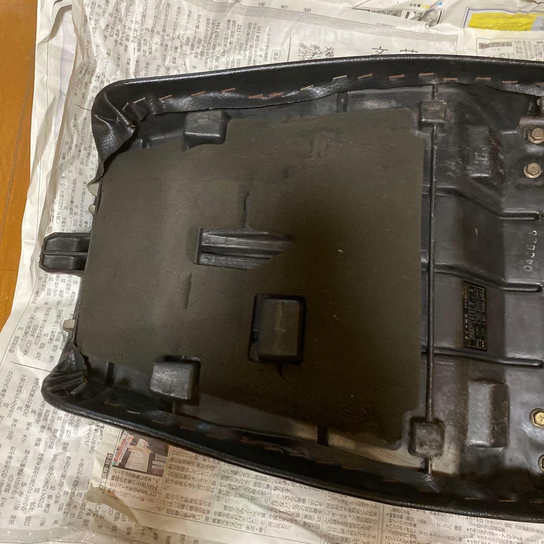 ゼファー750 純正シート　廃盤ヒンジ付き　送料込み